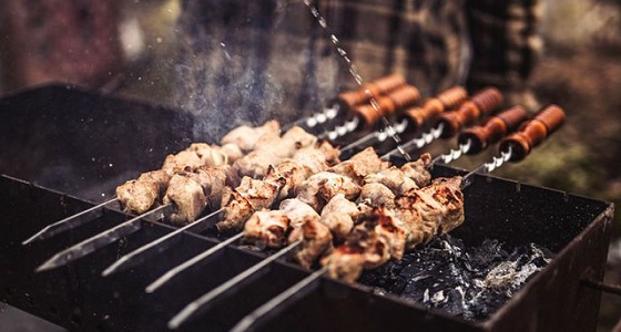 بالفيديو.. الأطعمة المطهوة على الفحم تسبب مشاكل صحية