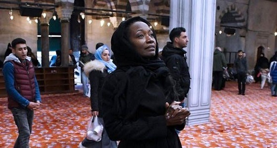 بالصور.. ديلا مايلز تثير جدلا حول اعتناقها الإسلام بـ&#8221; الشهادة وصورة المسجد &#8220;