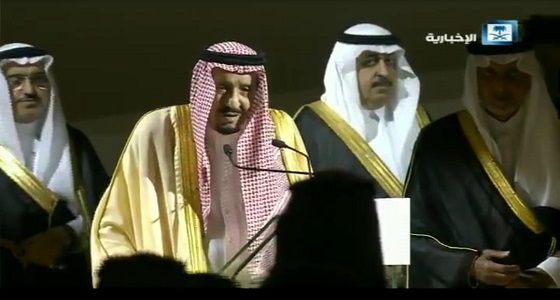 بالفيديو.. خادم الحرمين الشريفين: أنا أقف هنا لأشكر الأمير خالد الفيصل ابن البطل فيصل بن عبدالعزيز