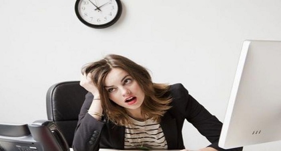 ساعات العمل الطويلة تعرض المرأة للاكتئاب