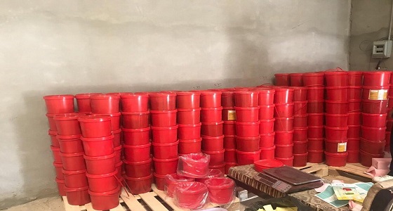 بالصور.. ضبط مستودع بالرياض يُنتج معسل بطرق بدائية ويغشه بعلامات تجارية