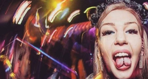 صور ” فتاة التنين ” تشعل مواقع التواصل بعد شق لسانها