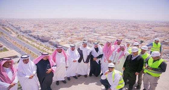 بالصور.. محافظ خميس مشيط يزور مشروع برج المياه