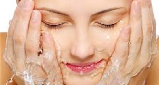 تخلصي من مسام البشرة الواسعة بالعسل وزيت جوز الهند