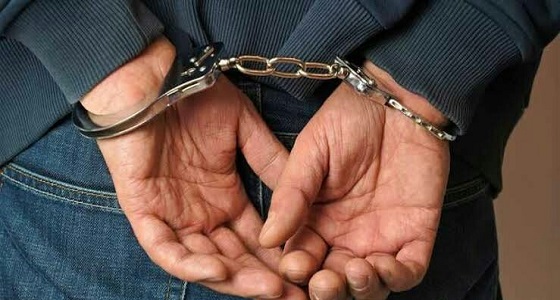 أب يلقي بأطفاله الأربعة من الطابق العلوي لمنزله 