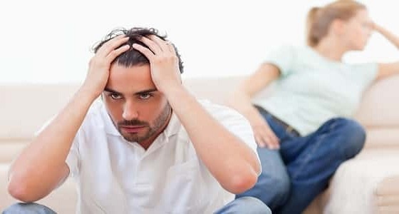 زوج يطلق زوجته لعدم مشاهدتها البرامج السياسية ومتابعتها لأشياء تافهة