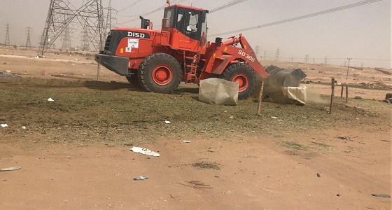 بالصور.. إزالة بيوت شعر وخيام وحظائر ماشية مخالفة بالرياض