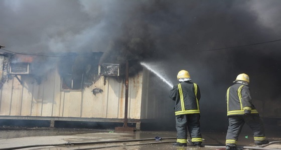 بالصور.. مدني جدة يخمد حريقا في سكن عمال