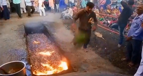 فيديو يوثق لحظة سقوط فتاه في حفرة من الجمر المشتعل