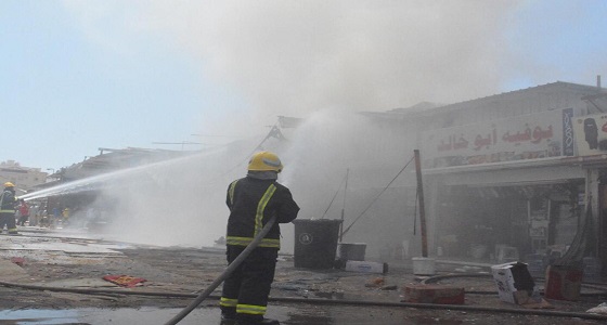 بالصور.. اندلاع حريق في محل تجاري بسوق البوادي شمال جدة