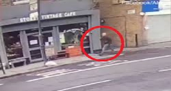 بالفيديو .. رجل ينجو من موت محقق بأعجوبة وبفارق ثوانِ