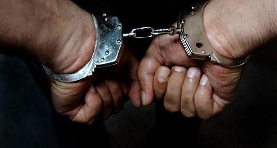 ضبط رجل بملابس داخلية بعد الاشتباه به