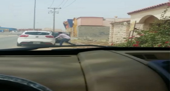 بالفيديو.. شرطة جدة تحقق في سلب 3 شبان أموال &#8221; راكب &#8220;