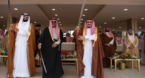 شيخ قطري ينشر صورة برفقة الملك سلمان: سعدت في حضرة والدنا خادم الحرمين