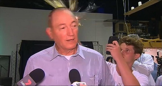 بالفيديو.. شاب يكسر بيضة فوق رأس نائب أسترالي حمل المسلمين مسؤولية مذبحة المسجدين
