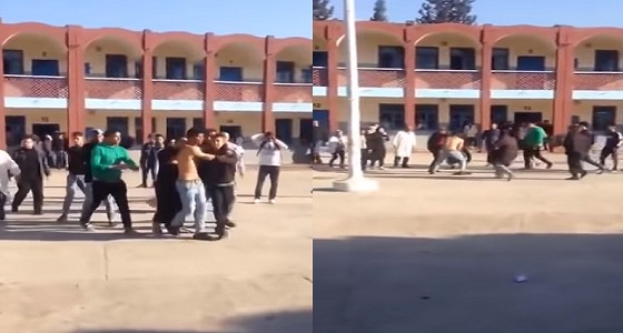 بالفيديو.. طالب شبه عار يعتدي على معلمه بساحة مدرسة