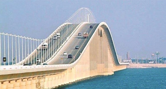 إغلاق جسر الملك فهد بعد تسرب مادة كيميائية من شاحنة