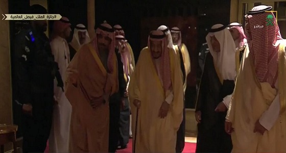 بالفيديو.. خادم الحرمين يطلع على معرض &#8221; سلمان الوفاء &#8221; من مقر جائزة الملك فيصل العالمية