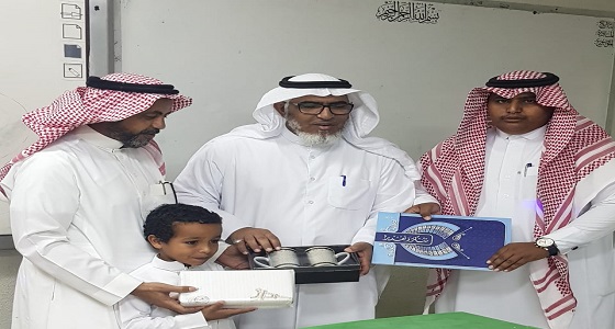 بالصور.. معلم يحتفي بطالب بمناسبة سلامته وعودته للدراسة