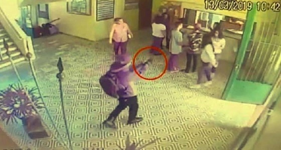 بالفيديو.. لحظة هجوم مسلحيَن على مدرسة إبتدائية وإرتكاب مجزرة شنيعة