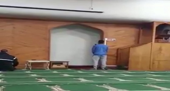 بالفيديو.. المواطن الناجي من حادث نيوزيلندا يرفع أذان صلاة الجمعة بالمسجد