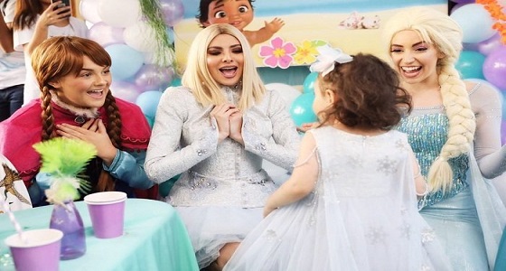 بالفيديو.. مريم حسين تتغزل بنفسها أمام شاب وسيم يداعب ابنتها