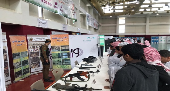 بالصور.. شرطة الرياض تشارك في معرض ” المدرسة والمجتمع “