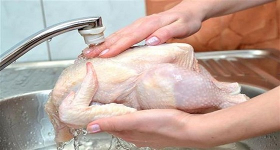 للنساء.. توقفي عن غسل الدجاج قبل طهيه لمشاكله الصحية الخطيرة