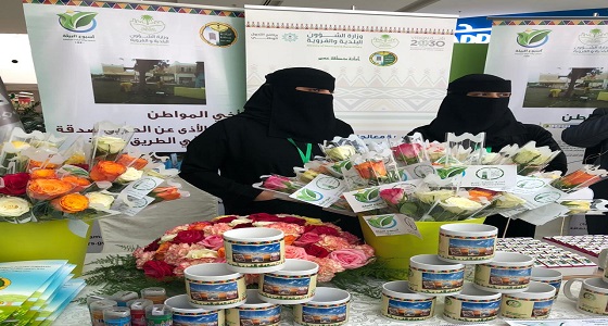 بالصور.. أمانة عسير تشارك في أسبوع البيئة بتوزيع ألف وردة