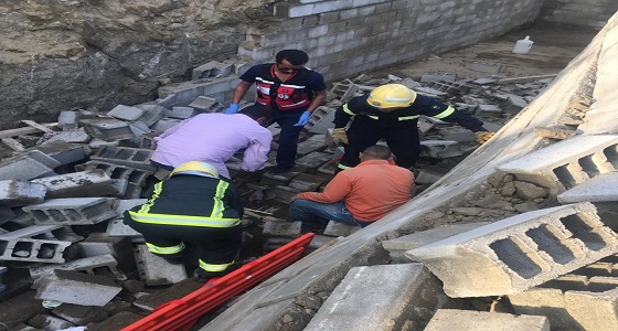 بالصور.. إصابة 5 أشخاص نتيجة إنهيار جدار خزان بخميس مشيط