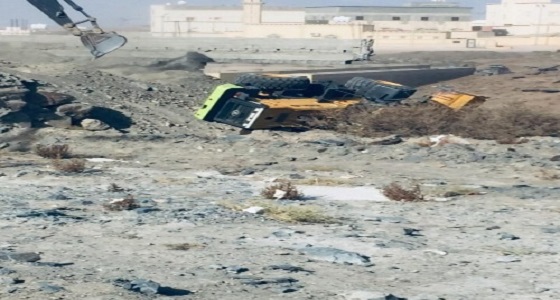 بالصور.. إصابة عامل إثر انقلاب شيول بالحرجة