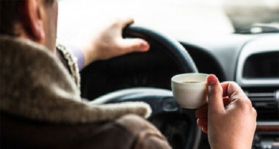 المرور: شرب الشاي أو الماء أثناء القيادة يعد مخالفة مرورية