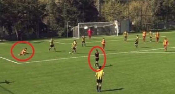 مشجع يرش ماء مغليا على امرأة حكم خلال مباراة كرة قدم