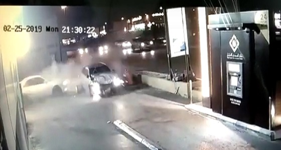 بعد انحرافها.. سيارة تخرج من الطريق لداخل محطة بطريقة غريبة (فيديو)