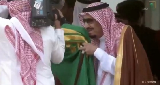 بالفيديو.. خادم الحرمين يؤدي العرضة ويقبل راية التوحيد في ختام مهرجان الإبل