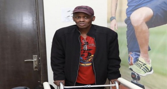 مصطفى إدريس يجري عملية تركيب طرف صناعي بعد بتر ساقه