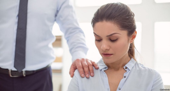 مراسلة تروي قصة تعرضها للتحرش الجنسي من وزير