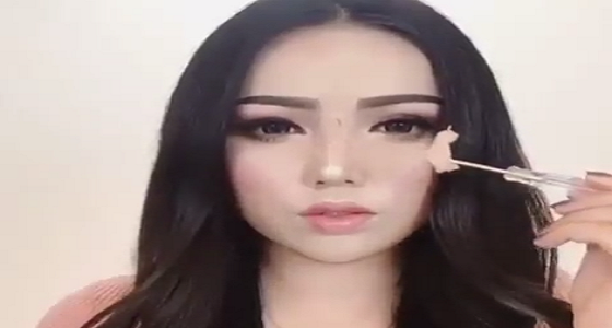 بالفيديو.. فتاة تكشف خدع الجميلات وتؤكد الشكوك في جمال النجمات