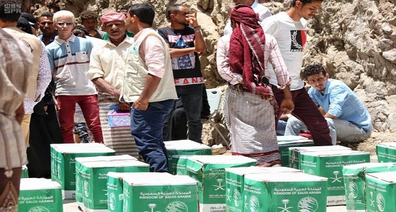 مركز الملك سلمان للإغاثة يوزع 500 سلة غذائية في مديرية صيرة بعدن
