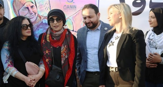 بالفيديو.. أمل حجازي ونضال الأحمدية تشحذان في شوارع بيروت 