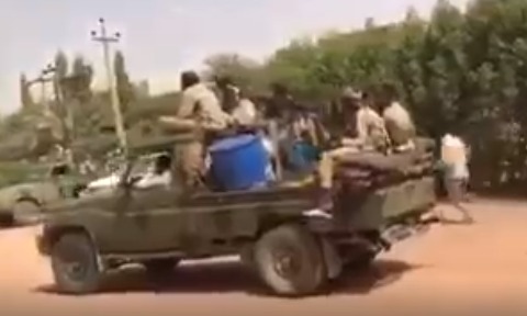 بالفيديو.. لحظة اعتقال عبدالله البشير وسط فرحة الجماهير