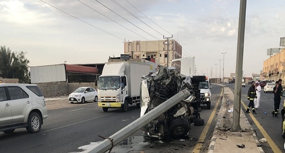 بالصور.. حادث مروري يؤدي إلى إصابة 3 معلمات وسائقهن على طريق عشيرة
