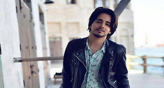 بالفيديو.. مدون خليجي شهير يصدم متابعيه بتطبيقه أحمر الشفاه