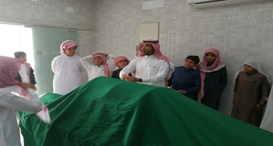 بالصور.. معلم بإحدى مدارس الطائف يشرح درسا عمليا في ” مغسلة الأموات “