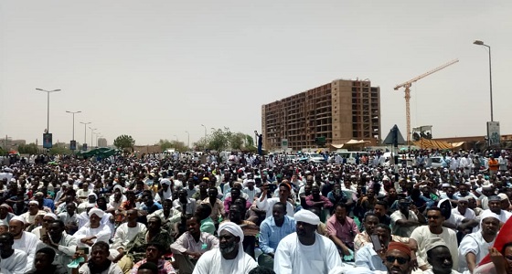 بالفيديو والصور.. جُمعة استثنائية أجبرت رئيس المجلس العسكري السوداني على التنحي