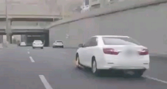 بعد انتشار فيديو.. الإطاحة بصاحب المركبة المكلبشة بمكة