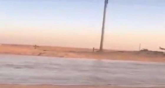 بالفيديو.. لأول مرة منذ 81 عامًا.. سيول وادي حنيفة تقطع السهباء بالخرج