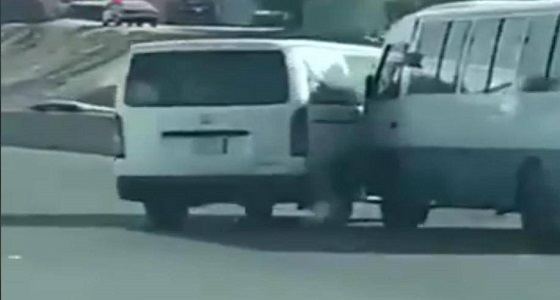 الإطاحة بقائدي حافلتين هددا السلامة على طريق الحرمين