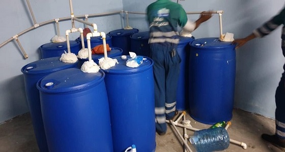بالصور.. ضبط مصنع خمور داخل حوش تديره عمالة أجنبية في جدة