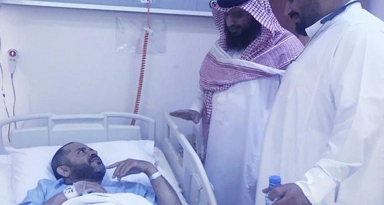 بالصور.. موقف مؤثر لطبيب يجري عملية جراحية لمعلمه قبل 28 عام في خميس مشيط